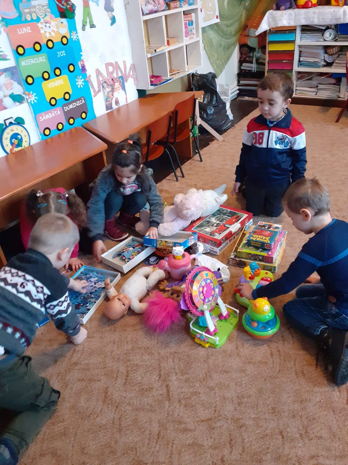 Speelgoed-wordt-geschonken_aan_arme-kinderen-uit-Roemenië.