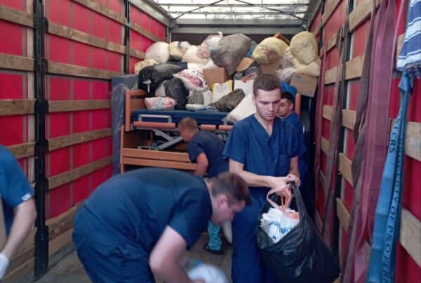 Een vrachtwagen met hulpgoederen vertrekt vanuit Nederland, onderweg naar Oekraïne als onderdeel van het SMHO ziekenhuistransport.