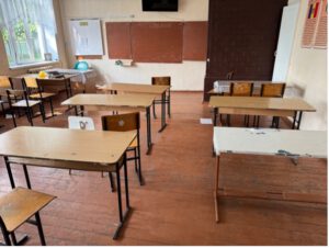 Sterk verouderde klasruimte van de Ion Babalau High School in Pelenia, Moldavië, met zicht op het oude meubilair waarvoor SMHO steun onderzoekt.