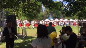 SMHO vertegenwoordigers tijdens familiefestival in Drochia Moldavië, waar zij lokale producten ontvangen als dank voor hun steun aan de regio.
