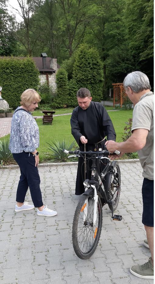 SMHO schenkt een e-fiets aan broeder Bernardin bij opvanghuis in Ojcow nabij Krakau, nodig voor het bergachtige terrein.