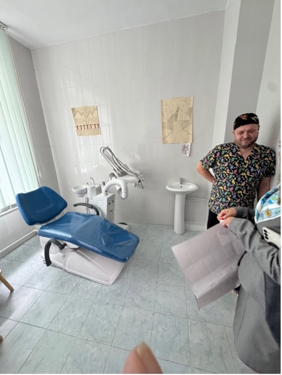 Directeur Vasile Tomuz leidt bezoekers rond in een onderdeel van het kinderziekenhuis in Chisinau dat is uitgerust voor specialistische mondzorg, met door SMHO geleverde tandartsstoelen