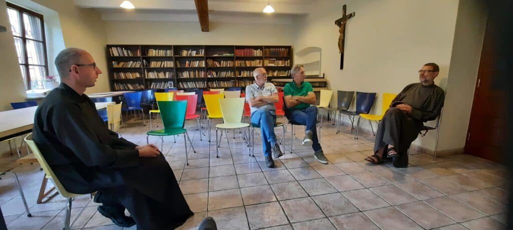 Rondleiding in opvangcentrum voor daklozen in Krakau, met stoelen geleverd door SMHO voor de gemeenschappelijke ruimte.