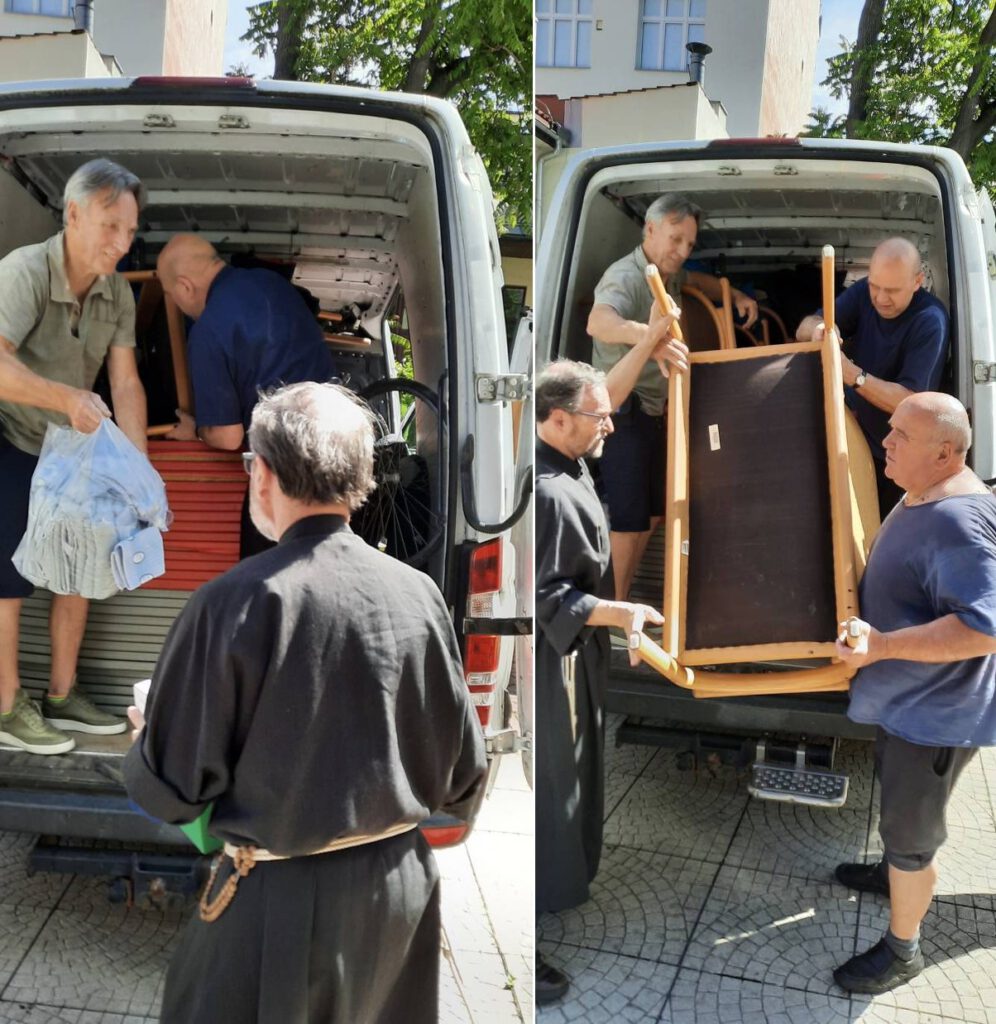 SMHO vrijwilligers en broeders Albertijnen laden samen hulpgoederen zoals stoelen en textiel uit een bus voor opvangprojecten in Polen en Oekraïne.