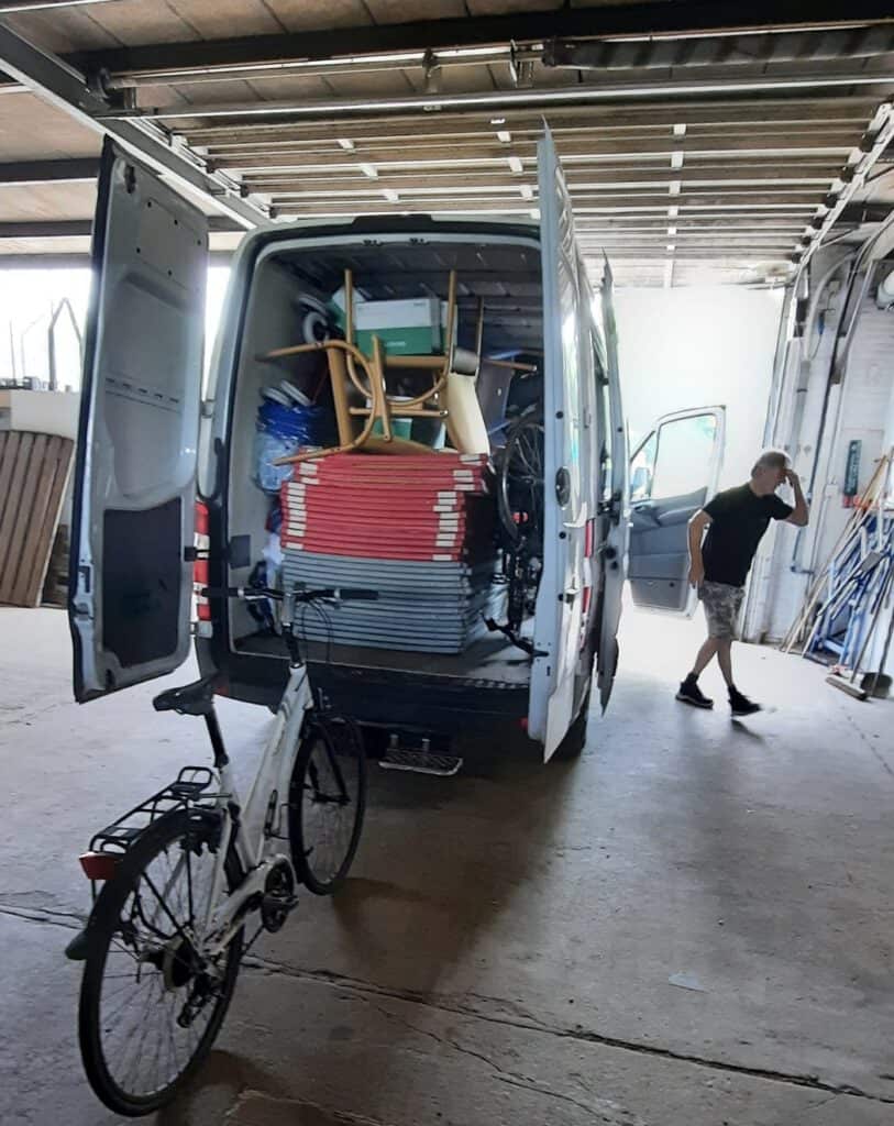 Frans Bemelmans reinigt samen met zijn echtgenote de bus grondig ter voorbereiding op het hulpgoederentransport naar Polen